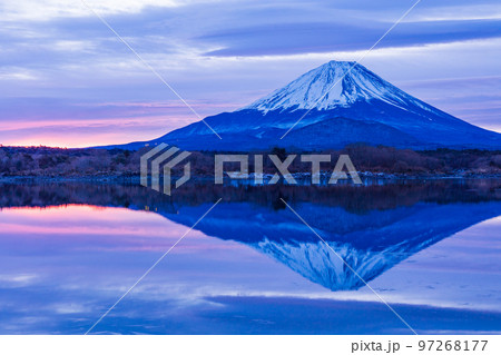(山梨県)朝焼けが美しい・精進湖から望む富士山 (山梨県)朝焼けが美しい・精進湖から望む富士山 97268177