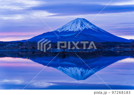 (山梨県)朝焼けが美しい・精進湖から望む富士山 (山梨県)朝焼けが美しい・精進湖から望む富士山 97268183