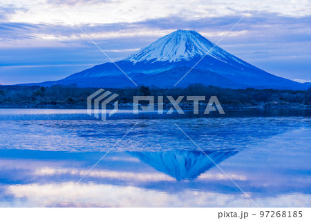 (山梨県)朝焼けが美しい・精進湖から望む富士山 (山梨県)朝焼けが美しい・精進湖から望む富士山 97268185
