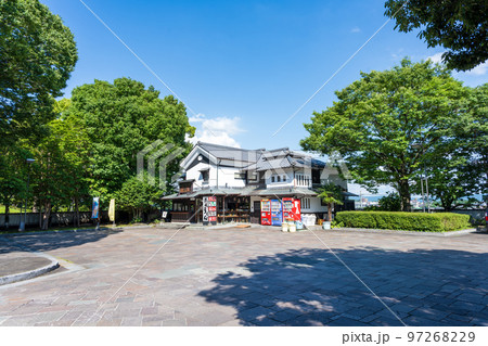 美しい新緑・光芒を背景に武蔵うどん店：観光名所：武蔵塚公園(宮本武蔵)公園風景 97268229