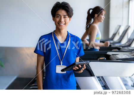 タブレットを持つスポーツジムのトレーナー 97268308