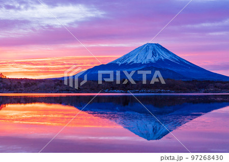 （山梨県）爆焼けの朝、精進湖から望む富士山 97268430