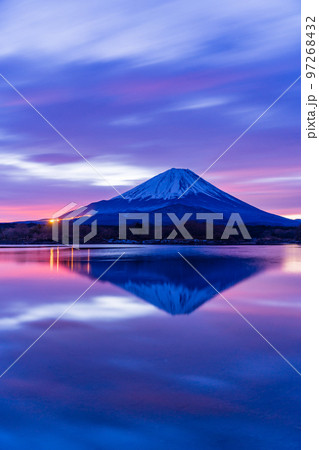 （山梨県）爆焼けの朝、精進湖から望む富士山 97268432