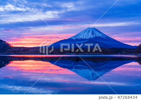 （山梨県）爆焼けの朝、精進湖から望む富士山 97268434