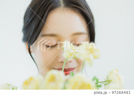 花瓶を持つ女性 花瓶を持つ女性 97268481