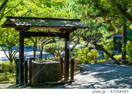 美しい新緑・光芒を背景に観光名所：武蔵塚公園(宮本武蔵)公園風景 97268495