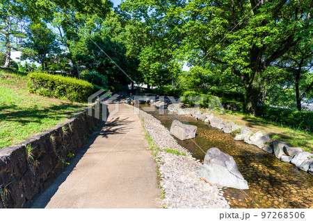 美しい新緑・光芒を背景に観光名所:武蔵塚公園(宮本武蔵)公園風景 美しい新緑・光芒を背景に観光名所:武蔵塚公園(宮本武蔵)公園風景 97268506