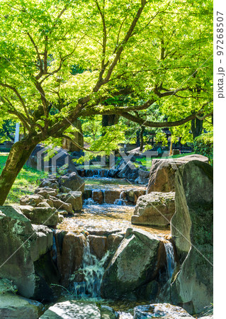 美しい新緑・光芒を背景に観光名所:武蔵塚公園(宮本武蔵)公園風景 美しい新緑・光芒を背景に観光名所:武蔵塚公園(宮本武蔵)公園風景 97268507