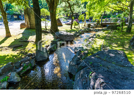 美しい新緑・光芒を背景に観光名所:武蔵塚公園(宮本武蔵)公園風景 美しい新緑・光芒を背景に観光名所:武蔵塚公園(宮本武蔵)公園風景 97268510