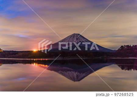 (山梨県)溶岩流を思わせるスキー場の灯りと富士山 (山梨県)溶岩流を思わせるスキー場の灯りと富士山 97268525