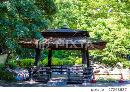 美しい新緑・光芒を背景に観光名所:武蔵塚公園(宮本武蔵)公園風景 美しい新緑・光芒を背景に観光名所:武蔵塚公園(宮本武蔵)公園風景 97268627