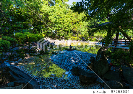 美しい新緑・光芒を背景に観光名所:武蔵塚公園(宮本武蔵)公園風景 美しい新緑・光芒を背景に観光名所:武蔵塚公園(宮本武蔵)公園風景 97268634