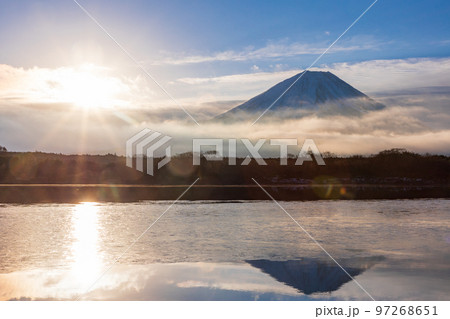 (山梨県)黄金色の夜明け・精進湖から望む富士山 (山梨県)黄金色の夜明け・精進湖から望む富士山 97268651