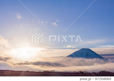(山梨県)黄金色の夜明け・精進湖から望む富士山 (山梨県)黄金色の夜明け・精進湖から望む富士山 97268660