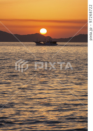 夕焼け 夕日 夕陽 オレンジ 1日の終わり 漁船 夕焼け 夕日 夕陽 オレンジ 1日の終わり 漁船 97268722