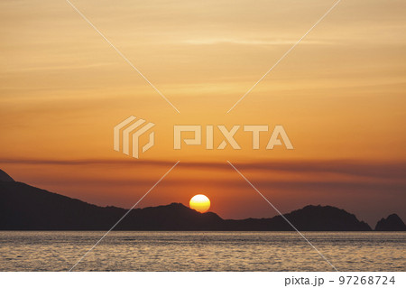 夕焼け 夕日 夕陽 オレンジ 1日の終わり 漁船 夕焼け 夕日 夕陽 オレンジ 1日の終わり 漁船 97268724