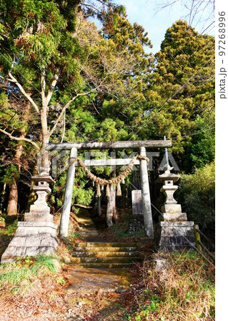 【浅川町　加賀一の宮の白山比咩神社を勧請　青葉城跡の中腹にある神社「白山比咩神社」鳥居】 97268996