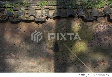 土塀　瓦　朽ちる　廃墟　日差し　歴史　萩城跡 97269075