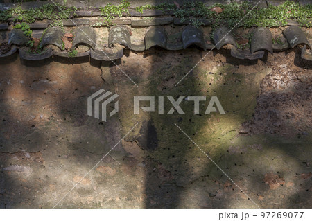 土塀 瓦 朽ちる 廃墟 日差し 歴史 萩城跡 土塀 瓦 朽ちる 廃墟 日差し 歴史 萩城跡 97269077
