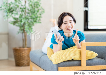 リビングでスマホを操作する女性 97269548