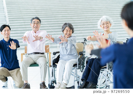 体操をする老人ホーム利用者 シニアイメージ 介護士 体操をする老人ホーム利用者 シニアイメージ 介護士 97269550