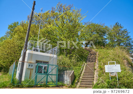 春の神奈川県川崎市麻生区の弘法松公園の東側入口 97269672