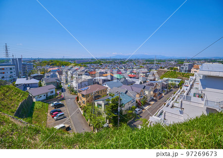 春の神奈川県川崎市麻生区の王禅寺見晴し公園から西側の風景(王禅寺西2丁目,丹沢山系,富士山など) 97269673