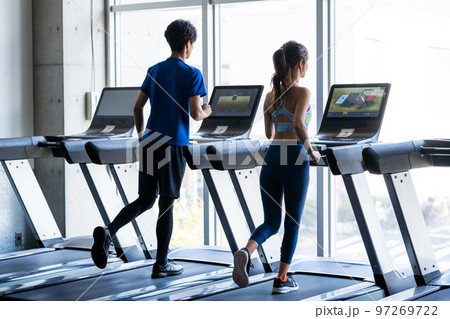 スポーツジムでトレーニングする若い男女 スポーツジムでトレーニングする若い男女 97269722