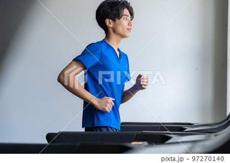 スポーツジムでトレーニングする若い男性 97270140