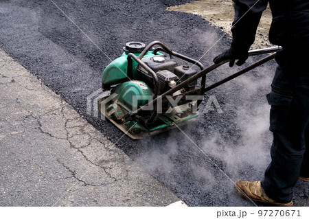 アスファルト　駐車場　舗装工事　転圧　湯気01 97270671