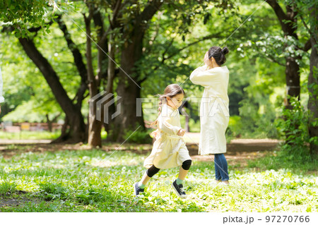 公園で遊ぶ家族 97270766