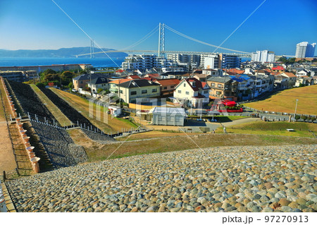 【兵庫県】晴天の五色塚古墳から見た明石海峡大橋 97270913