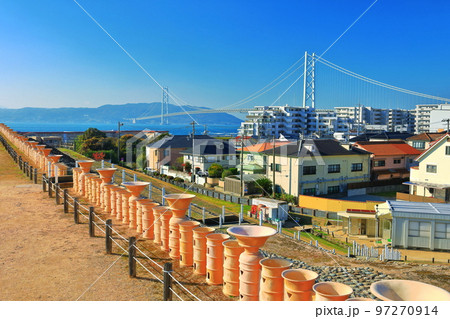 【兵庫県】晴天の五色塚古墳から見た明石海峡大橋 97270914