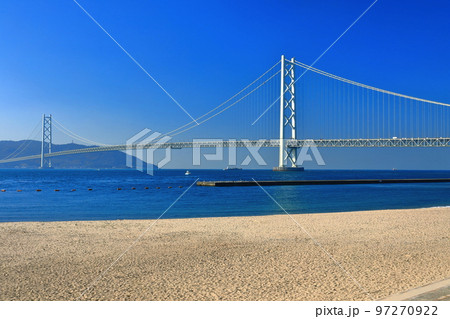 【兵庫県】晴天のアジュール舞子と明石海峡大橋 97270922