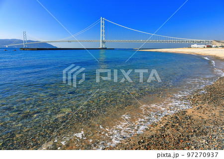 【兵庫県】晴天のアジュール舞子と明石海峡大橋 97270937