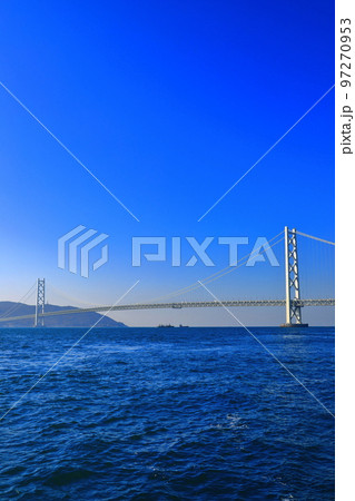 【兵庫県】晴天のアジュール舞子と明石海峡大橋 97270953