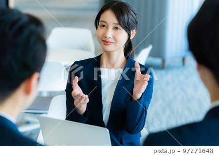 オフィスで商談するビジネスウーマン　撮影協力「LINK FOREST」 97271648