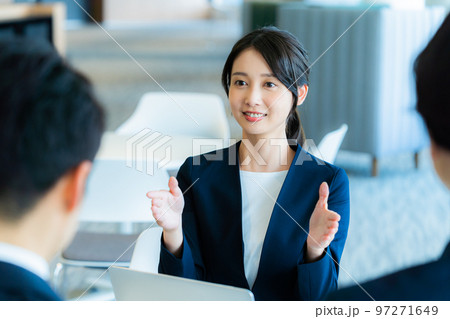オフィスで商談するビジネスウーマン　撮影協力「LINK FOREST」 97271649