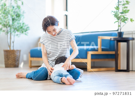 子供あやす母親。 97271831