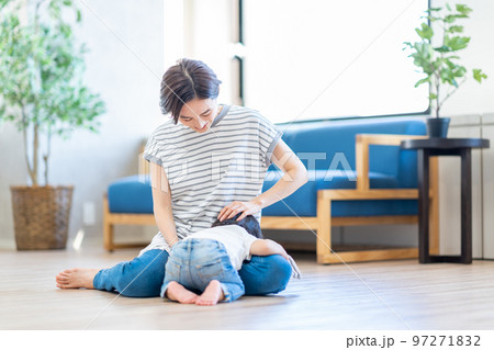 子供あやす母親。 97271832