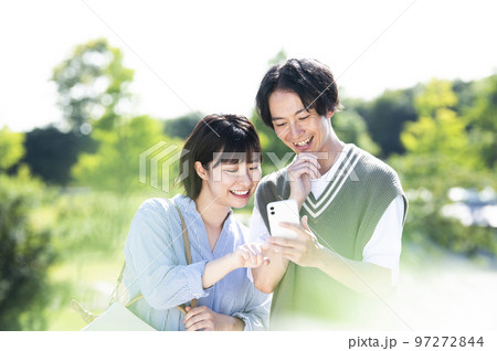スマホで検索する若い夫婦 スマホで検索する若い夫婦 97272844