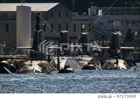 海上自衛隊横須賀基地に停泊する潜水艦 海上自衛隊横須賀基地に停泊する潜水艦 97273095