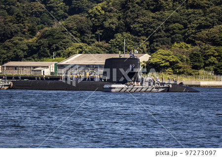 海上自衛隊横須賀基地に停泊する潜水艦 97273097