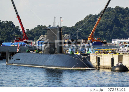 海上自衛隊横須賀基地に停泊する潜水艦 97273101