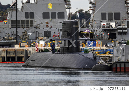 海上自衛隊横須賀基地に停泊する潜水艦 海上自衛隊横須賀基地に停泊する潜水艦 97273111