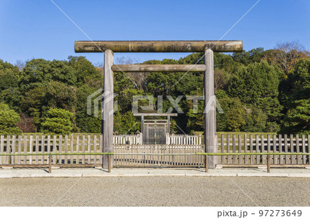 神武天皇御陵の鳥居をアップ【畝傍山東北御陵】／奈良県橿原市 97273649