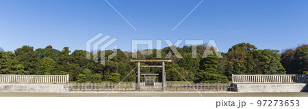 神武天皇御陵の鳥居と柵【畝傍山東北御陵】／奈良県橿原 97273653