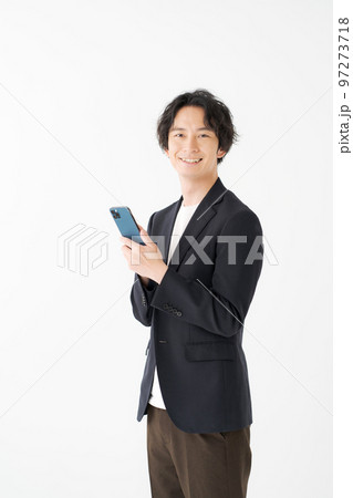 スマホを見る20代男性 97273718