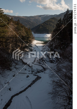 大井川鐡道井川線の井川駅先にある静岡県静岡市葵区井川の夢の吊り橋の積雪した景色と井川湖 97274331