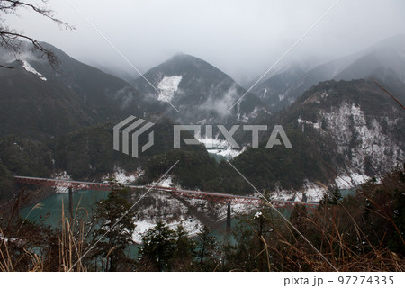 静岡県榛原郡川根本町にある大井川鐡道の奥大井湖上駅の奥大井レインボーブリッジと車両 静岡県榛原郡川根本町にある大井川鐡道の奥大井湖上駅の奥大井レインボーブリッジと車両 97274335
